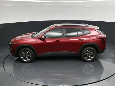 Used 2025 Chevrolet Trax LT w/ LT Convenience Package FWD image 46