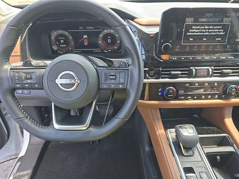 Used 2025 Nissan Pathfinder Platinum FWD image 8