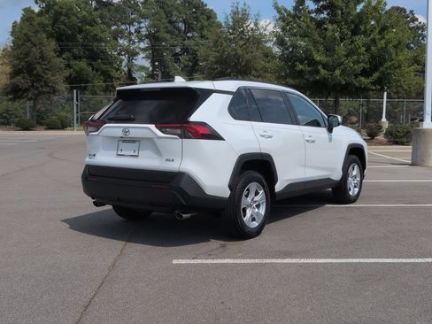 Used 2019 Toyota RAV4 XLE FWD image 4