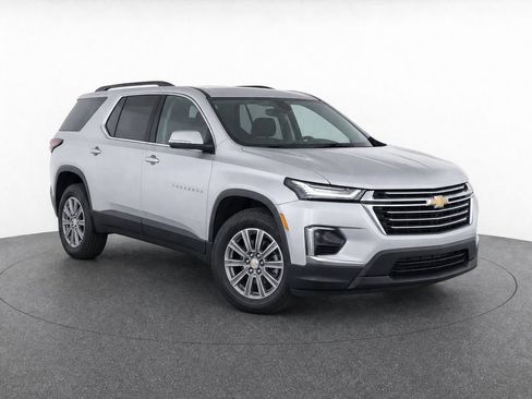 Used 2022 Chevrolet Traverse LT FWD image 2