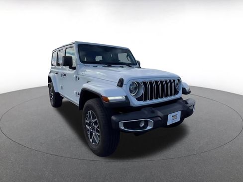 Used 2025 Jeep Wrangler Unlimited Sahara AWD/4WD image 3