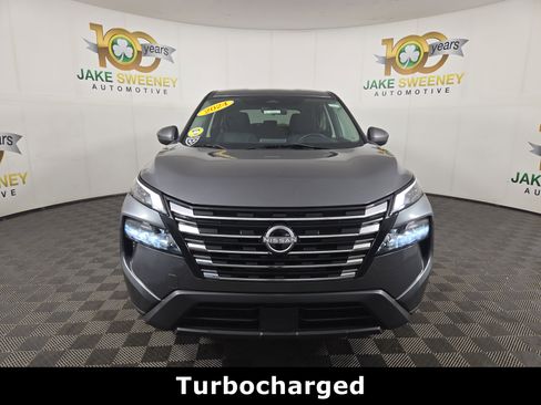 Used 2024 Nissan Rogue SV image 2