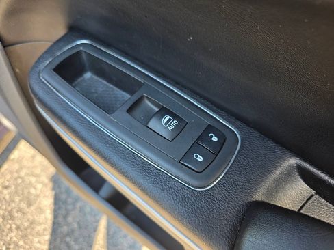 Used 2019 Chrysler 300 S RWD image 33