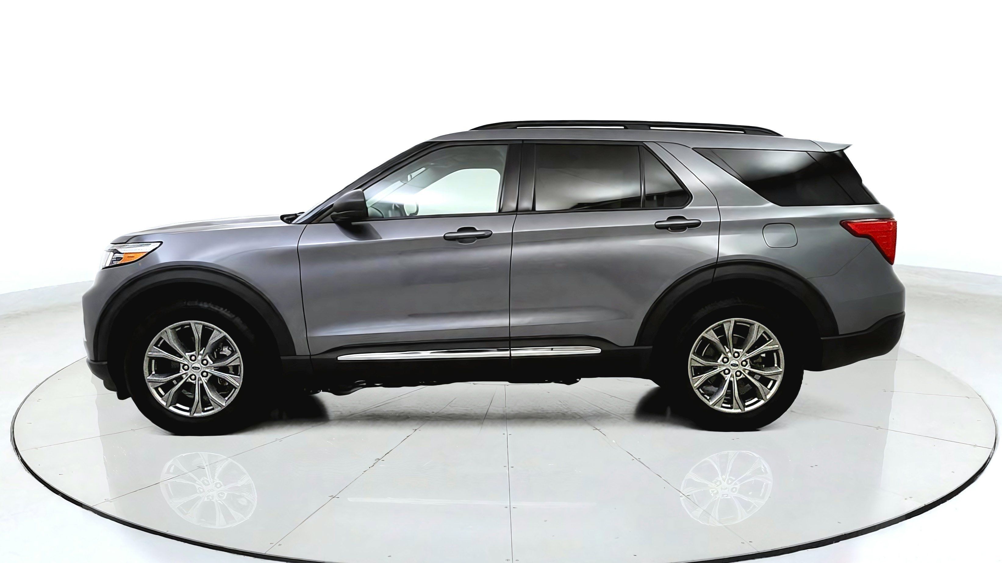 Used 2022 Ford Explorer XLT w/ Equipment Group 202A AWD/4WD image 4
