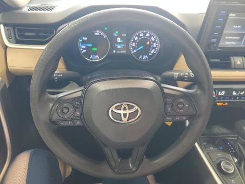 Used 2021 Toyota RAV4 LE AWD/4WD image 18