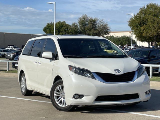 Used 2017 Toyota Sienna XLE Premium FWD image 2