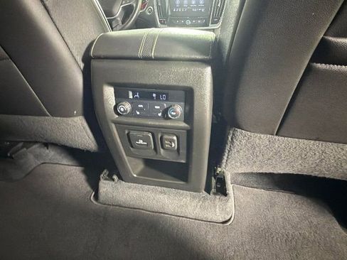 Used 2023 Chevrolet Traverse Premier FWD image 33