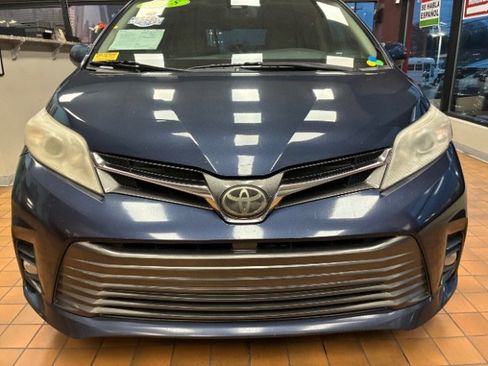 Used 2018 Toyota Sienna XLE Premium image 5