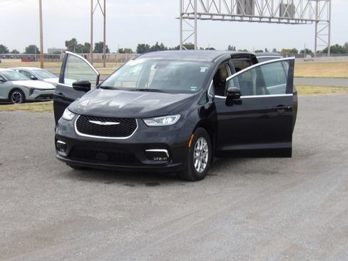 Used 2024 Chrysler Pacifica Touring-L FWD image 19