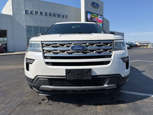 Used 2018 Ford Explorer XLT image 2