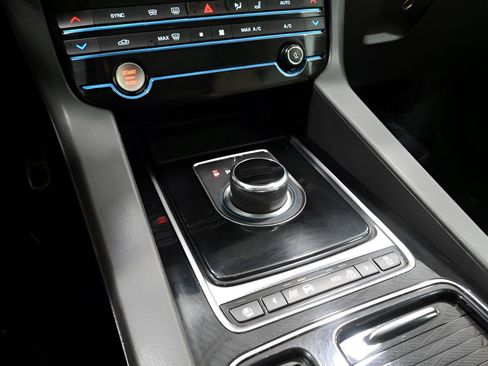 Used 2019 Jaguar F-PACE Premium AWD/4WD image 22