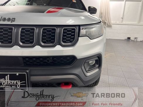 Used 2025 Jeep Compass Trailhawk AWD/4WD image 12