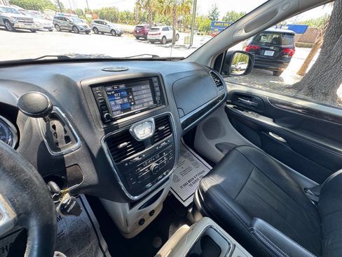 Used 2014 Chrysler Town & Country Touring FWD image 18