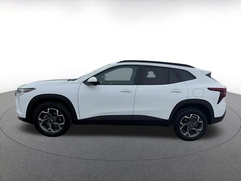 Used 2025 Chevrolet Trax LT w/ LT Convenience Package image 9