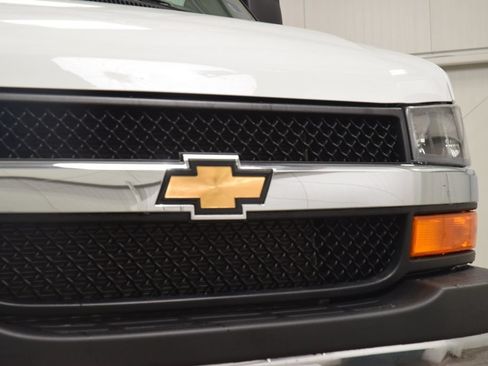 Used 2024 Chevrolet Express 3500 LT w/ LT Preferred Equipment Group RWD image 6