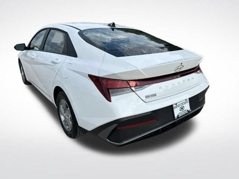 Used 2026 Hyundai Elantra SE FWD image 6