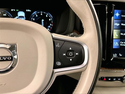 Used 2019 Volvo XC60 T5 Momentum w/ Multimedia Package AWD/4WD image 18