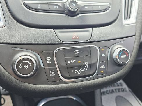 Used 2017 Chevrolet Malibu LT FWD image 19