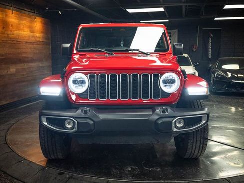 Used 2025 Jeep Wrangler Unlimited Sahara AWD/4WD image 4