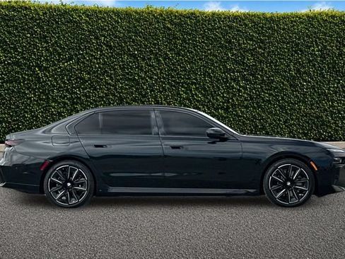 Used 2025 BMW i7 xDrive60 w/ Executive Package AWD/4WD image 3
