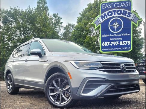 Used 2022 Volkswagen Tiguan SE AWD/4WD image 1