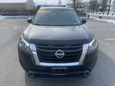 Used 2024 Nissan Pathfinder SV image 3
