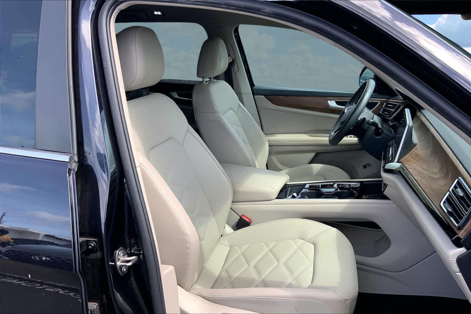 Used 2024 Volkswagen Atlas SE w/ Panoramic Sunroof Package FWD image 13