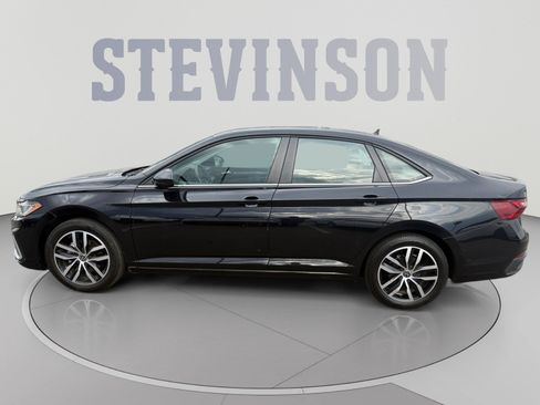 Used 2025 Volkswagen Jetta SE FWD image 2
