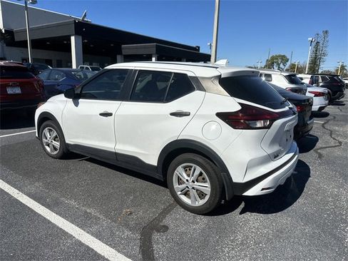 Used 2021 Nissan Kicks S image 10