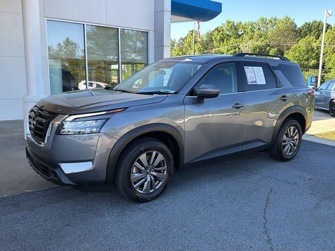 Used 2025 Nissan Pathfinder SV FWD image 2
