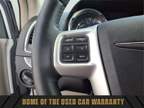Used 2014 Chrysler Town & Country Touring FWD image 20