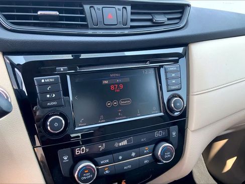 Used 2018 Nissan Rogue SV FWD image 34