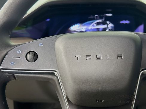 Used 2025 Tesla Model X Base image 13