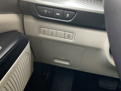 Used 2024 Kia Carnival LX image 28