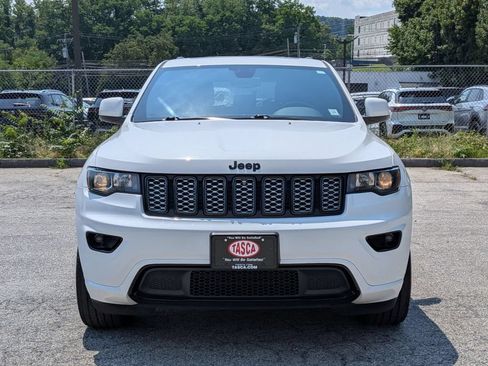 Used 2018 Jeep Grand Cherokee Altitude AWD/4WD image 9