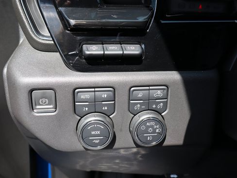 Used 2022 Chevrolet Silverado 1500 ZR2 w/ Technology Package image 17