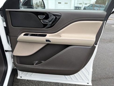 Used 2023 Lincoln Aviator AWD w/ Premium Package image 14