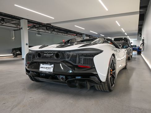 Used 2025 McLaren Artura Spider RWD image 10