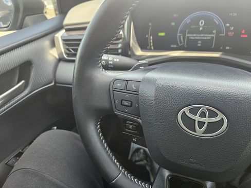 Used 2025 Toyota Camry SE w/ Convenience Package FWD image 16