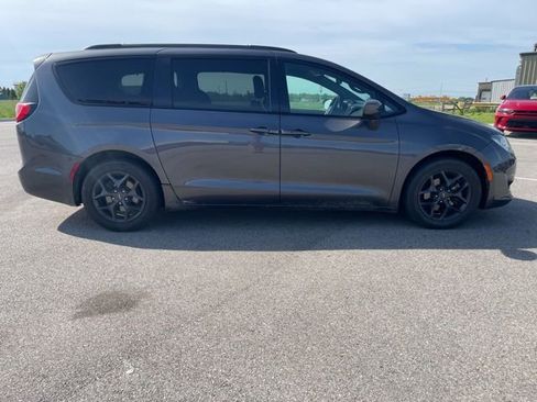 Used 2018 Chrysler Pacifica Touring-L w/ S Appearance Package FWD image 6