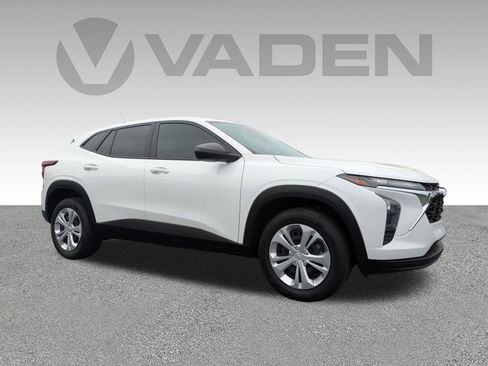 Used 2025 Chevrolet Trax LS image 3