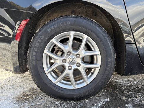 Used 2023 Chrysler Pacifica Touring-L image 33