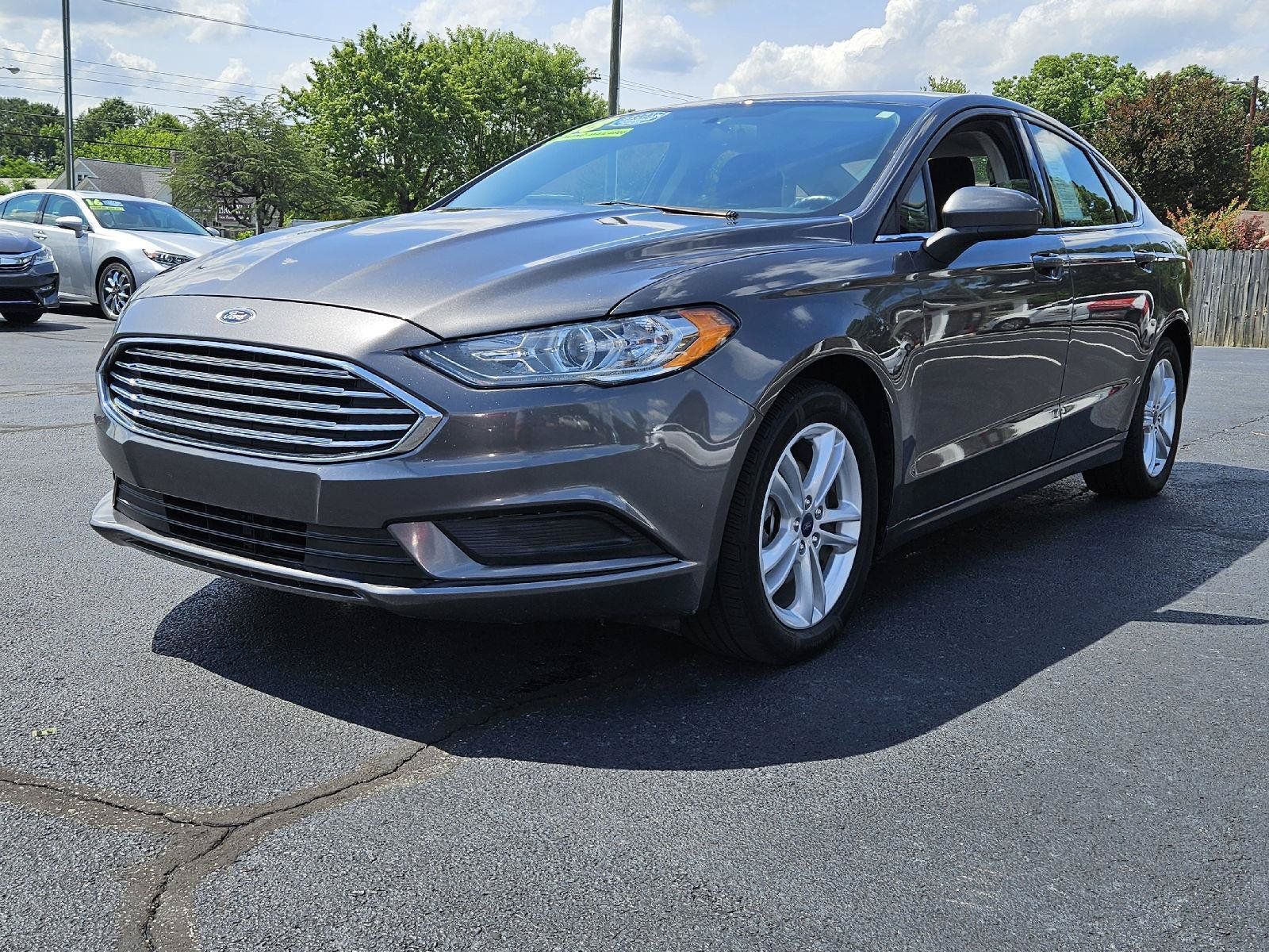 Used 2018 Ford Fusion SE w/ Fusion SE Technology Package FWD image 4