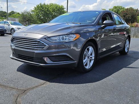 Used 2018 Ford Fusion SE w/ Fusion SE Technology Package FWD image 4