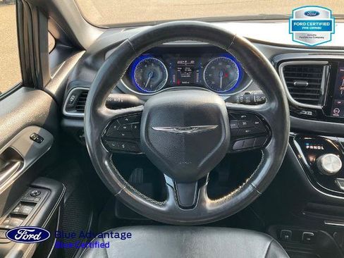 Used 2020 Chrysler Pacifica Touring-L FWD image 7
