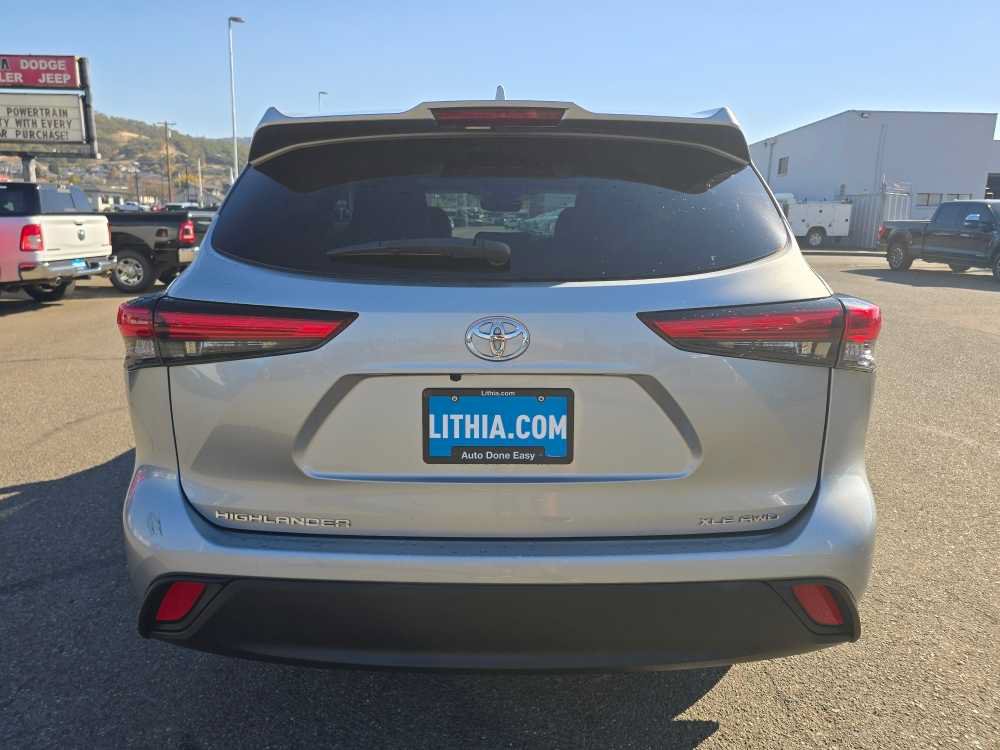 Used 2022 Toyota Highlander XLE AWD/4WD image 4