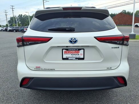 Used 2021 Toyota Highlander XLE AWD/4WD image 12