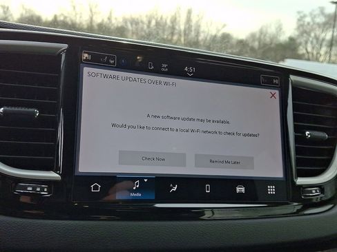 Certified 2024 Chrysler Pacifica Touring-L FWD image 24