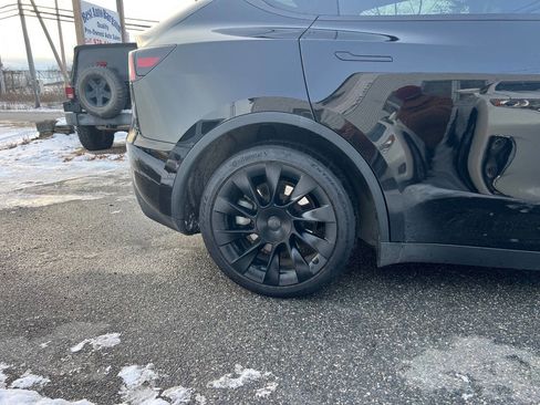 Used 2021 Tesla Model Y Long Range image 31
