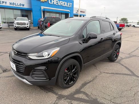 Used 2020 Chevrolet Trax LT w/ Sun & Sound Package AWD/4WD image 1